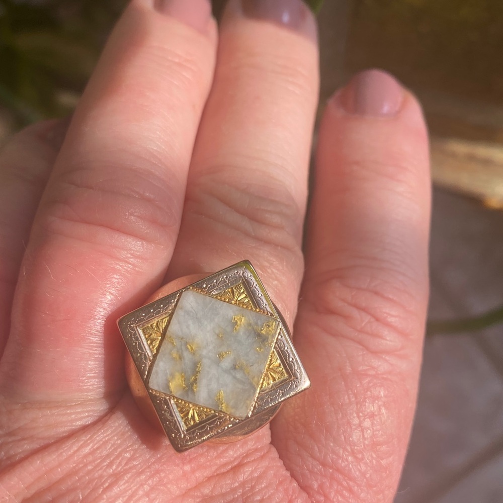 14t Custom designed  Gold Gold Bearing quartz ring. 11.89 g